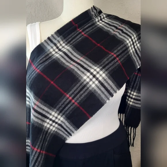 ROUNDTREE & YORKE Black and Red Scarf Luxurious Scarf - 64 x 11 - Picture 6 of 7